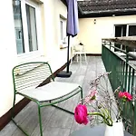 Sous Les Toits Avec Garage Et Terrasse A *